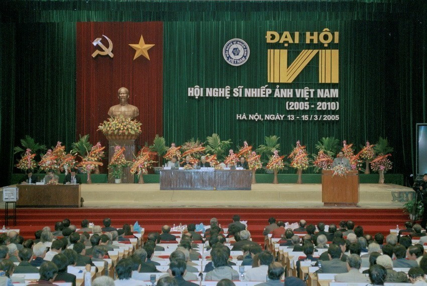 Đại hội Hội Nghệ sỹ nhiếp ảnh Việt Nam lần thứ VI, nhiệm kỳ 2005-2010. (Ảnh: Tùng Lâm/TTXVN)