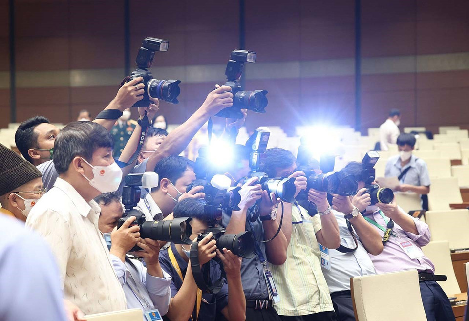 Những dấu mốc lịch sử, tư thế của người chiến sỹ tạc vào lịch sử được các nghệ sỹ nhiếp ảnh ghi lại.Trong ảnh: Nhóm phóng viên ảnh tác nghiệp tại kỳ họp thứ nhất, Quốc hội khóa XV, tháng 7/2021. (Nguồn: TTXVN)