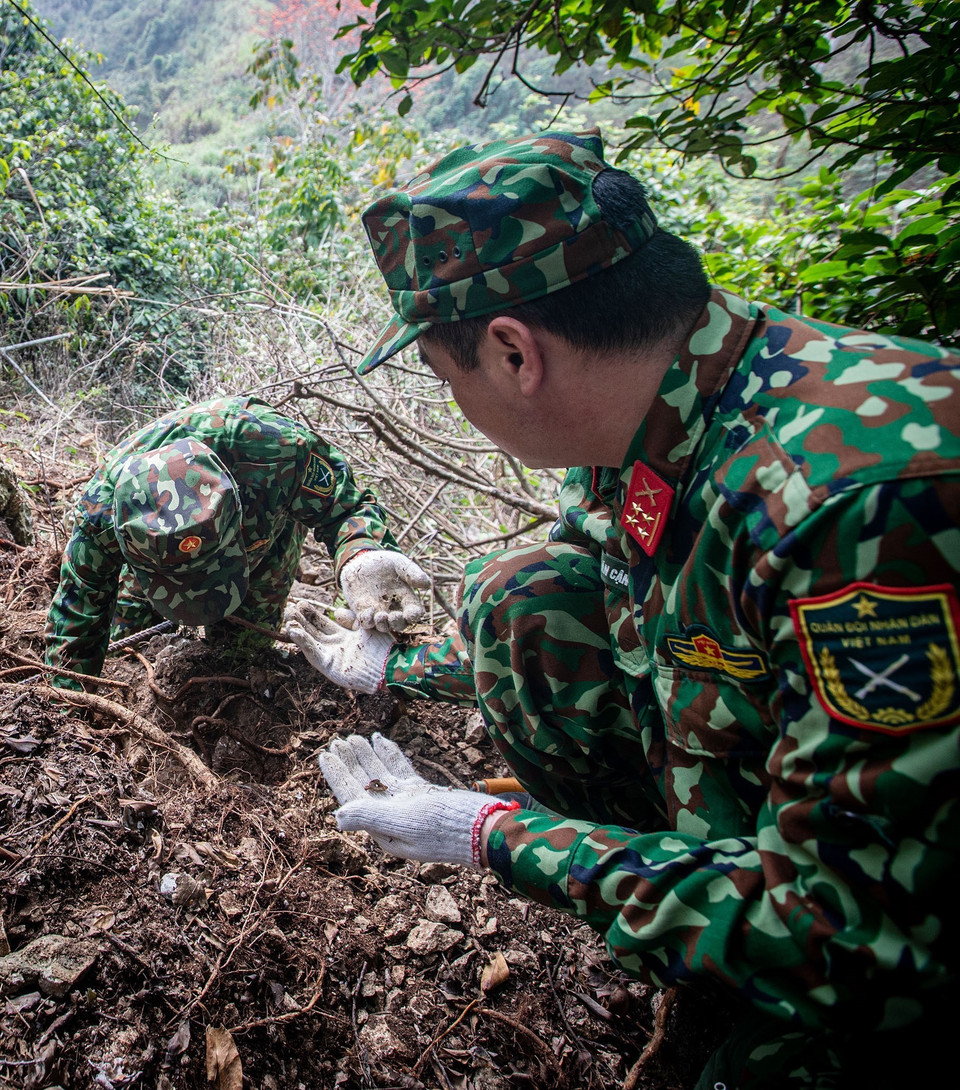 Trong những năm qua, với nỗ lực không ngưng nghỉ và phương châm tìm kiếm, đưa đồng đội về với thân nhân sớm nhất, tìm kiếm, quy tập nhiều hài cốt nhất để làm an lòng các liệt sỹ cũng như người nhà liệt sỹ, Đội Tìm kiếm quy tập hài cốt liệt sỹ (lâm thời) thuộc Bộ chỉ huy quân sự tỉnh Hà Giang đã vượt mọi khó khăn, vừa tìm kiếm, chọn lọc, xác minh thông tin qua nhiều nguồn, vừa tiến hành khảo sát, xây dựng kế hoạch triển khai tìm kiếm, quy tập hài cốt liệt sỹ trong khu vực đã rà phá bom mìn. (Ảnh: Hoàng Hiếu/TTXVN)
