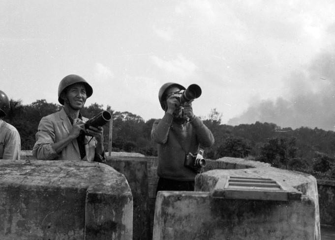 Phóng viên ảnh Thông tấn xã Việt Nam trên nóc tòa nhà 18 Trần Hưng Đạo để chụp ảnh máy bay Mỹ bị bắn cháy trên bầu trời Hà Nội năm 1972. (Nguồn: TTXVN)