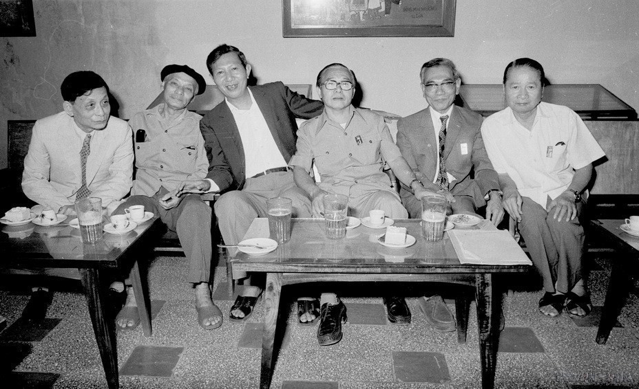 Từ trái sang phải: Ông Hoàng Tùng, nghệ sỹ Nguyễn Bá Khoản, ông Hà Xuân Trường và các ông Đào Tùng, Hoàng Tư Trai, Đinh Đăng Định tại Đại hội lần thứ II Hội Nghệ sỹ nhiếp ảnh Việt Nam (1983): (Ảnh: Trần Ấm/TTXVN)