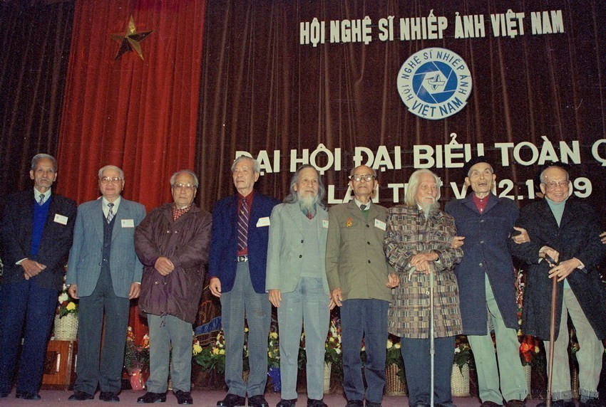 9 đại biểu tuổi thọ từ 80 tuổi trở lên là các Nghệ sỹ nhiếp ảnh Việt Nam cao tuổi nhất trong Đại hội lần thứ V Hội Nghệ sỹ nhiếp ảnh Việt Nam (1999). (Ảnh: Trần Tuấn/TTXVN)