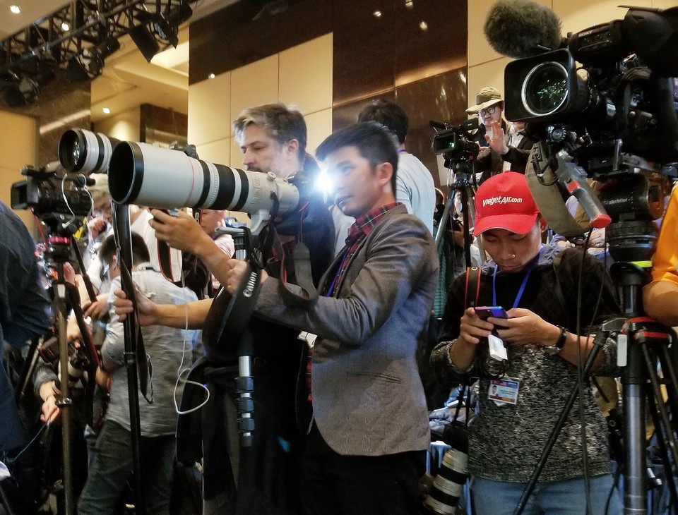 Phóng viên ảnh tại nghiệp tại Hội nghị Thượng đỉnh Mỹ-Triều Tiên lần thứ hai, cuối tháng 2/2019. (Nguồn: TTXVN)