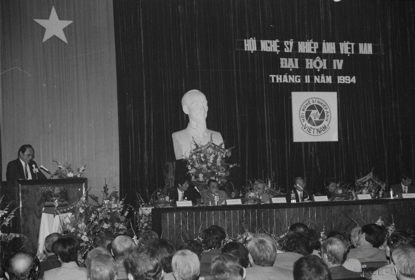 Đại hội Hội Nghệ sỹ nhiếp ảnh Việt Nam lần thứ IV tập trung thực hiện 2 nhiệm vụ: Xây dựng và phát triển phong trào rộng khắp, đến các vùng sâu, vùng xa của đất nước; Xây dựng nền nhiếp ảnh chuyên nghiệp, mang tính sáng tạo với nhiều tác phẩm có chất lượng đỉnh cao (1994). (Ảnh: Văn Hiền/TTXVN)