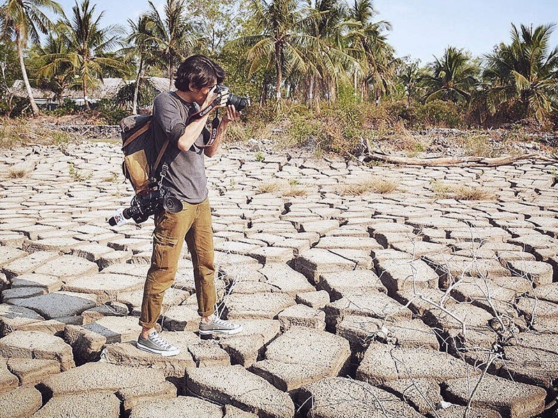 Phóng viên Huỳnh Anh của TTXVN ghi lại hình ảnh hạn hán tại huyện Trần Văn Thời, Cà Mau, tháng 4/2020. (Nguồn: TTXVN)
