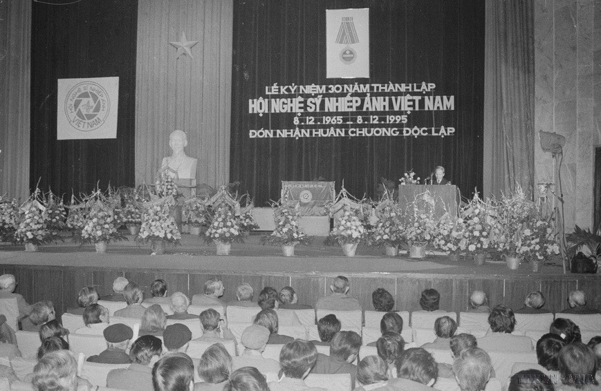 Lễ kỷ niệm 30 năm ngày thành lập Hội Nghệ sỹ nhiếp ảnh Việt Nam và đón nhận Huân chương Độc lập (1995). (Ảnh: Đình Trân/TTXVN)