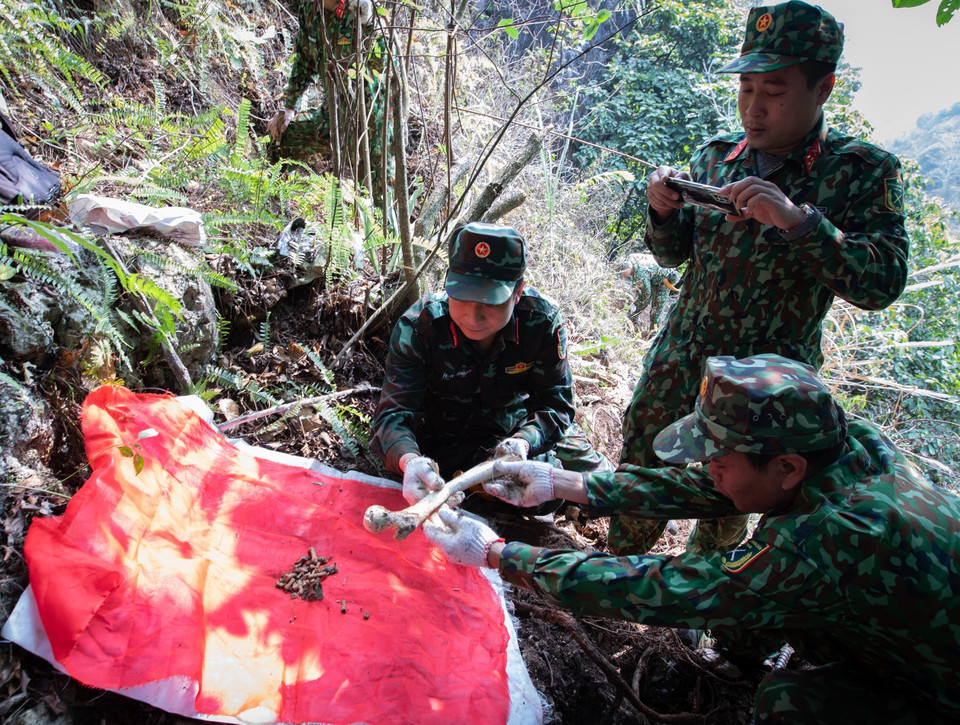 Cẩn thận quy tập những mảnh hài cốt còn sót lại của các liệt sỹ đã nằm lại trên chiến trường Vị Xuyên, sớm đưa các đồng đội trở về. (Ảnh: Hoàng Hiếu/TTXVN)