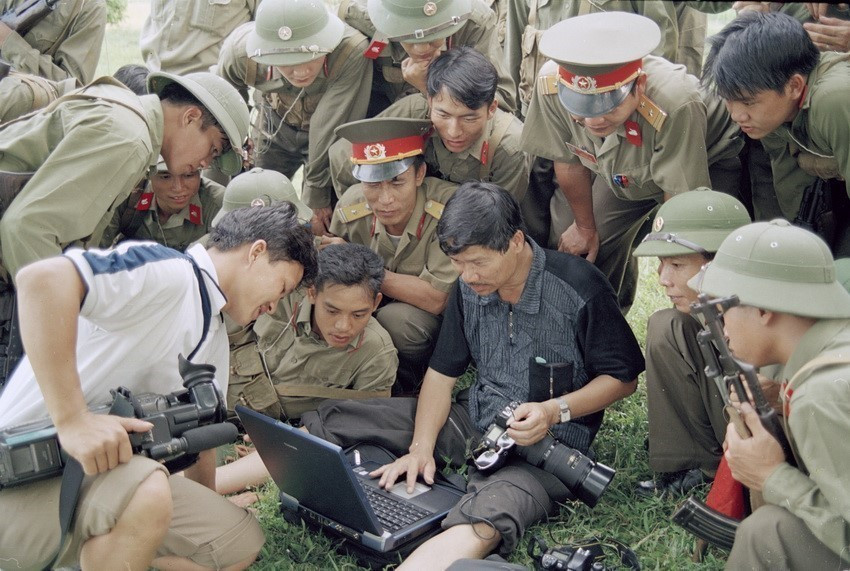 Phóng viên ảnh Thông tấn xã Việt Nam tác nghiệp và gửi ảnh về Tổng xã ngay tại hiện trường. (Nguồn: TTXVN)