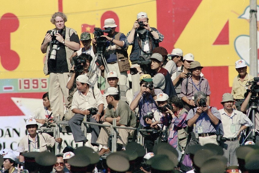 Các phóng viên ảnh trong và ngoài nước dự tin về Lễ kỷ niệm 20 năm Ngày giải phóng hoàn toàn miền Nam, thống nhất đất nước (30/4/1975-30/4/1995). (Ảnh: Minh Đạo/TTXVN)