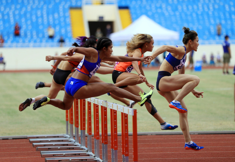 Nhiếp ảnh Việt Nam tạo ra nhiều tác phẩm góp phần tích cực trong việc thực hiện thành công sự nghiệp công nghiệp hóa, hiện đại hóa đất nước. Trong ảnh: Điền kinh Việt Nam giành 22 huy chương vàng, lập kỷ lục mới về số huy chương vàng có được tại một kỳ SEA Games, góp phần quan trọng đưa đoàn thể thao nước chủ nhà vươn lên dẫn đầu bảng tổng sắp. (Ảnh: Huy Hùng/TTXVN)