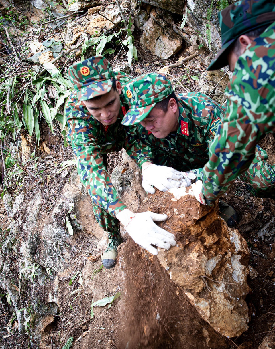 Sau hơn 30 năm, do địa hình, địa vật đã có nhiều thay đổi, với nhiều bom mìn, vật liệu nổ còn sót lại kết hợp với địa hình vốn đã hiểm trở khiến công tác tìm kiếm, quy tập hài cốt liệt sỹ trở nên khó khăn hơn gấp bội phần. (Ảnh: Hoàng Hiếu/TTXVN)