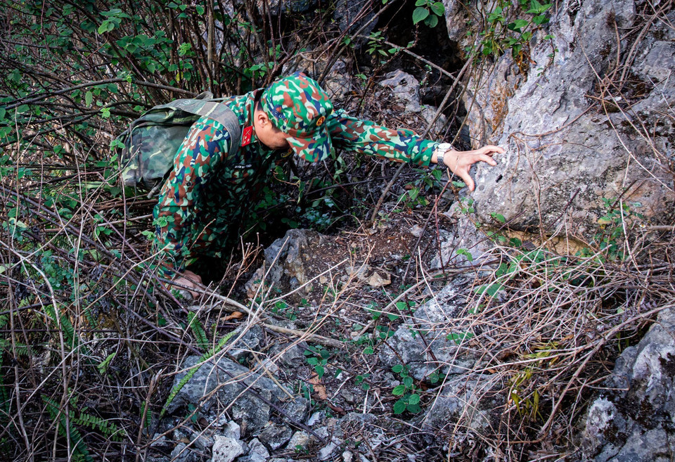 Địa hình hiểm trở gây nhiều khó khăn trong quá trình di chuyển nhưng không thể lay chuyển mong muốn tìm kiếm, đưa đồng đội về sớm nhất của Đội Tìm kiếm quy tập hài cốt liệt sỹ Hà Giang. (Ảnh: Hoàng Hiếu/TTXVN)