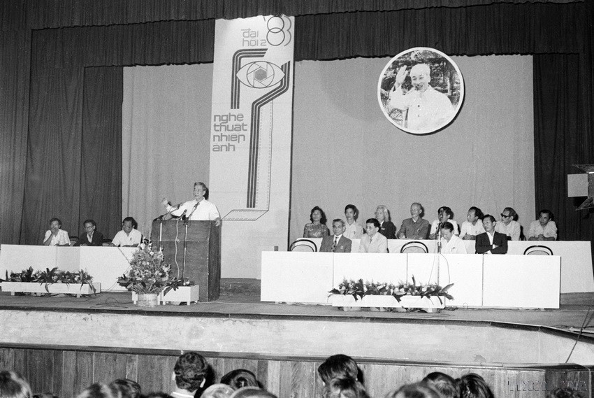 Đại hội lần thứ II Hội Nghệ sỹ nhiếp ảnh Việt Nam - đại hội đầu tiên sau khi lực lượng nhiếp ảnh cả 2 miền Nam-Bắc được tập hợp lại, nhằm tổng kết giai đoạn hoạt động trong điều kiện chiến tranh, rất gian khổ nhưng có nhiều thành tựu rực rỡ của nền nhiếp ảnh Việt Nam, đồng thời đặt ra những vấn đề mới trên con đường thống nhất hoạt động nhiếp ảnh của cả nước (1983). (Ảnh: Trần Ấm/TTXVN)