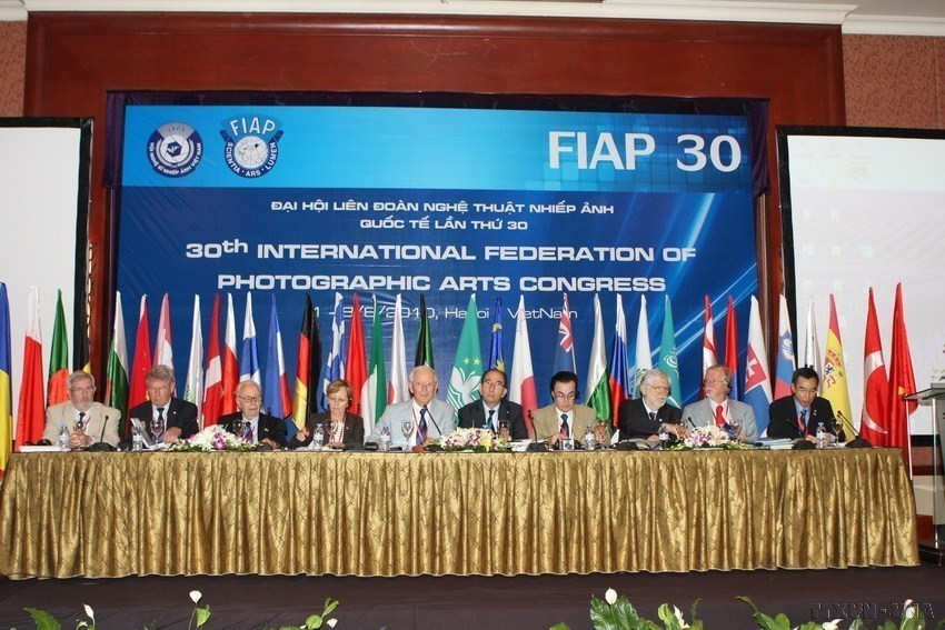 Lễ khai mạc chính thức Đại hội Liên đoàn Nghệ thuật Nhiếp ảnh Quốc tế lần thứ 30 (FIAP 30). Đây là sự kiện quan trọng của giới nhiếp ảnh Việt Nam, đánh dấu mốc quan trọng trong nhiệm vụ và mục tiêu hội nhập quốc tế của nhiếp ảnh nước nhà (2010). (Nguồn: TTXVN)