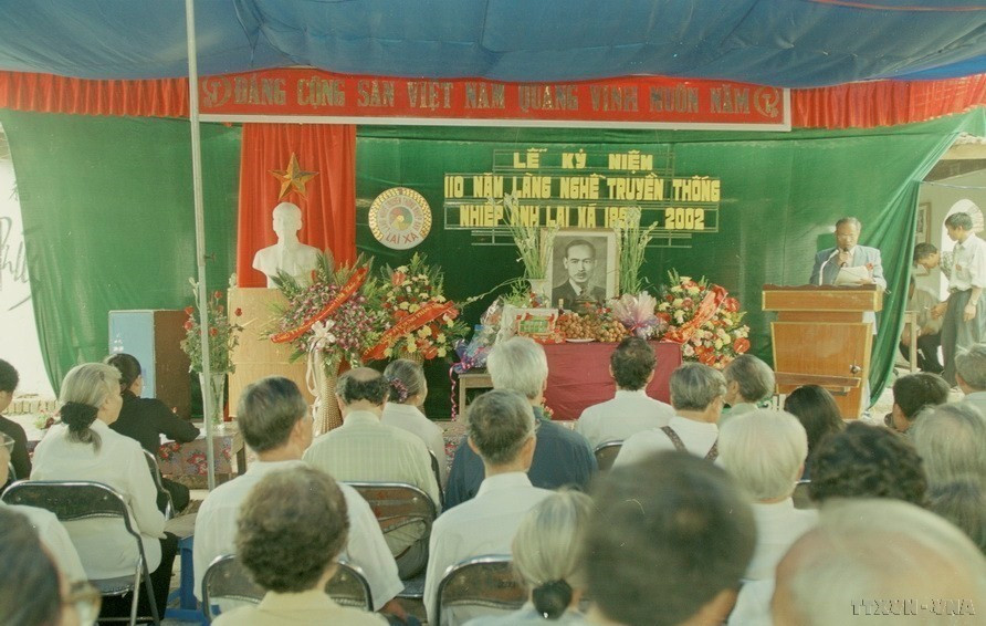 Lễ kỷ niệm 110 năm (1892-2002) làng nghề truyền thống nhiếp ảnh Lai Xá và 56 năm (1946-2002) Ngày giỗ cụ Nguyễn Đình Khánh (Khánh Ký) - cụ tổ nghề, danh nhân nhiếp ảnh Việt Nam (2002). (Ảnh: Thanh Hà/TTXVN)