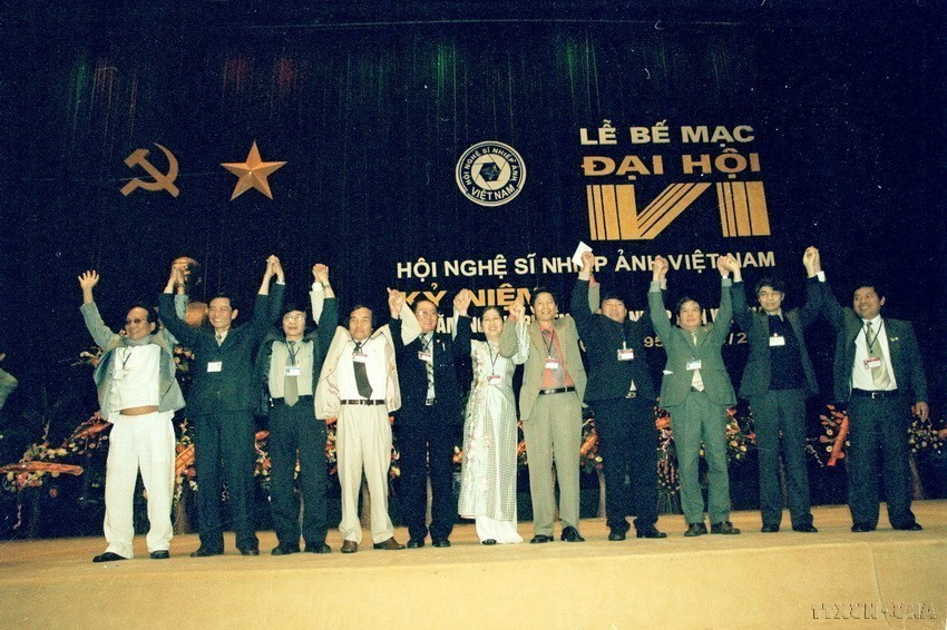 Ban chấp hành Hội Nghệ sỹ nhiếp ảnh Việt Nam khóa VI, nhiệm kỳ 2005-2010 ra mắt đại hội (2005). (Ảnh: Trần Tuấn/TTXVN)