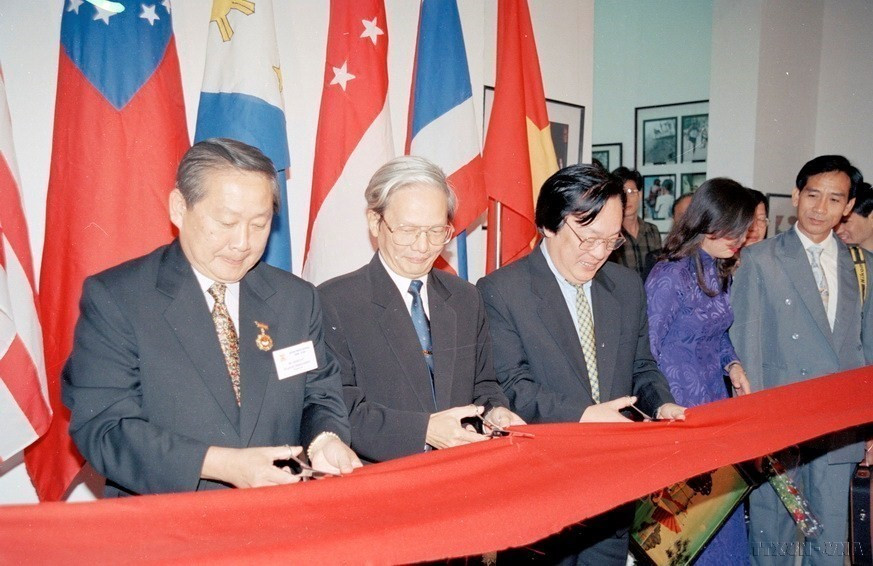 Lễ cắt băng khai mạc liên hoan ảnh các nước ASEAN lần thứ nhất nhân dịp kỷ niệm 30 năm thành lập tổ chức này (1997). (Ảnh: Nguyễn Dân/TTXVN)