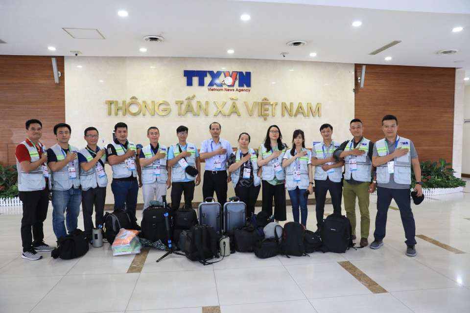 Nhóm phóng viên ảnh của Thông tấn xã Việt Nam trước giờ tác nghiệp tại lễ khai mạc Đại hội Thể thao Đông Nam Á lần thứ 31 (SEA Games 31). (Nguồn: TTXVN)