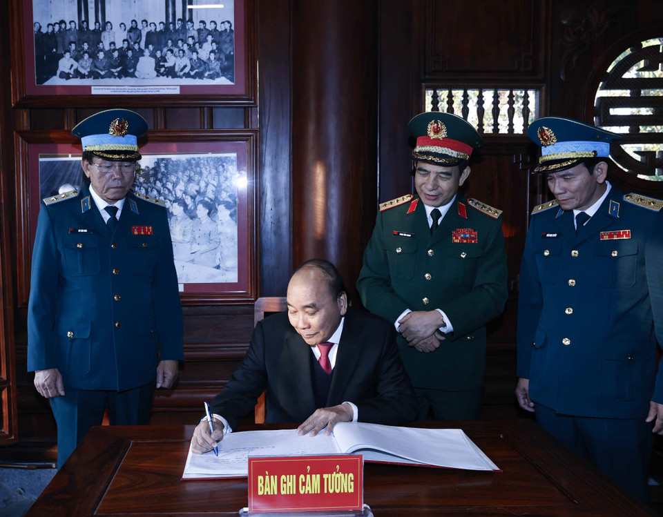 Chủ tịch nước Nguyễn Xuân Phúc ghi cảm tưởng. (Ảnh: Thống Nhất/TTXVN)