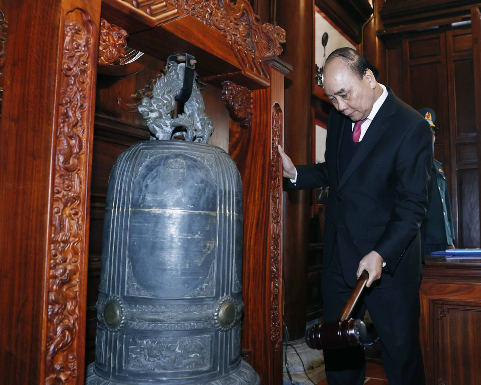 Chủ tịch nước Nguyễn Xuân Phúc thỉnh chuông. (Ảnh: Thống Nhất/TTXVN)