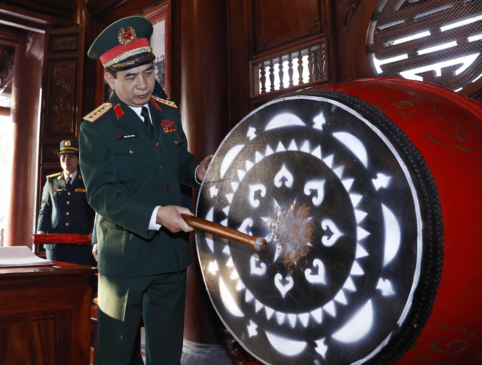 Đại tướng Phan Văn Giang, Ủy viên Bộ Chính trị, Phó bí thư Quân ủy Trung ương, Bộ trưởng Bộ Quốc phòng đánh trống. (Ảnh: Thống Nhất/TTXVN)