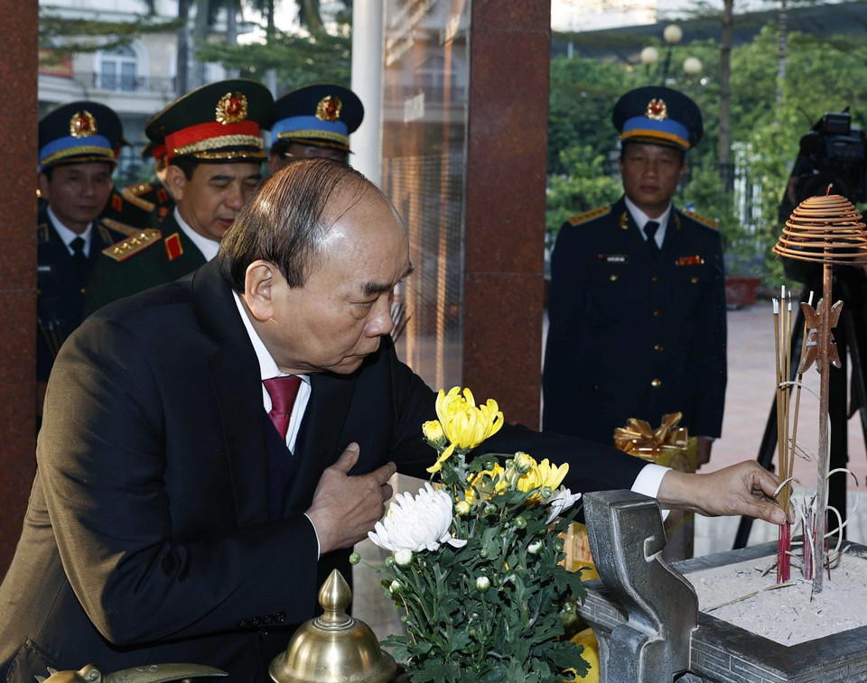 Chủ tịch nước Nguyễn Xuân Phúc dâng hương Nhà tưởng niệm liệt sỹ Phòng không không quân. (Ảnh: Thống Nhất/TTXVN)