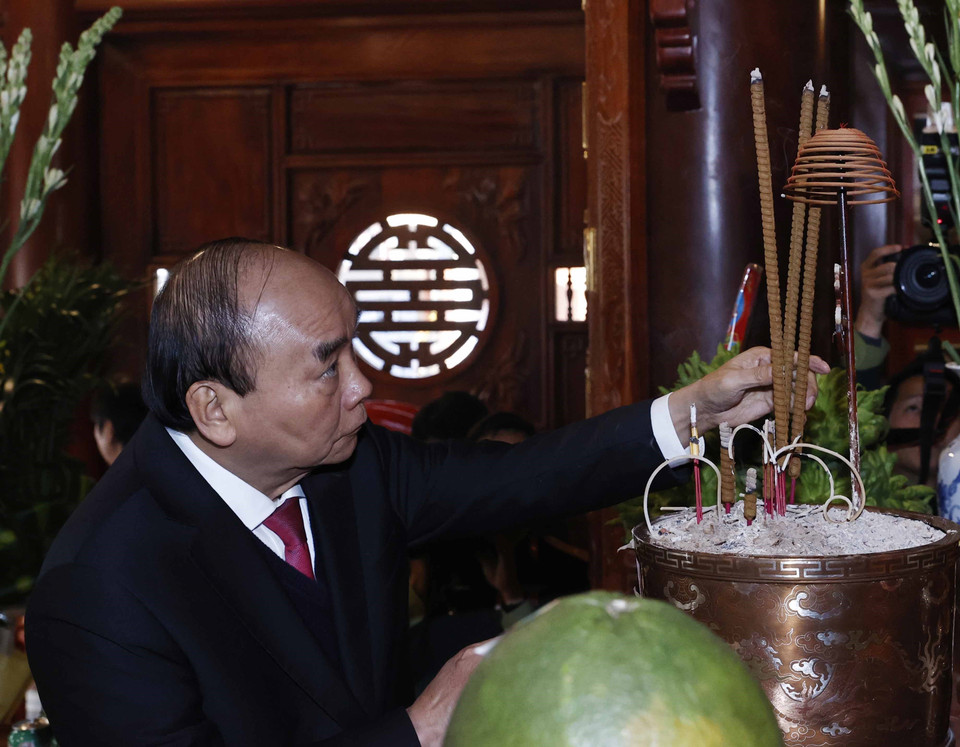 Chủ tịch nước Nguyễn Xuân Phúc dâng hương Chủ tịch Hồ Chí Minh. (Ảnh: Thống Nhất/TTXVN)