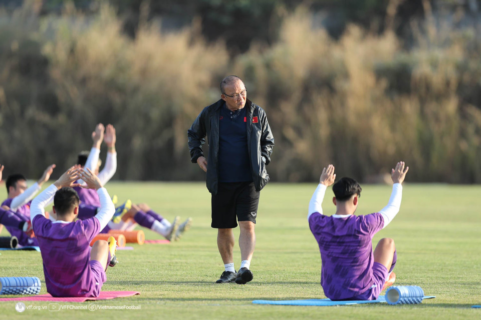Vị chiến lược gia người Hàn Quốc quan sát rất kỹ các cầu thủ trong buổi tập. (Nguồn: VFF)
