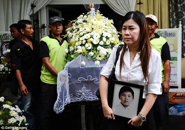  Thân nhân của những người gặp nạn tổ chức đám tang cho người thân của mình ngày 8/1. (Nguồn: Getty)