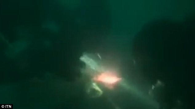  Các thợ lặn hy vọng sẽ xác định được vị trí của hộp đen, đồng thời đưa được nhiều thi thể hơn ra khỏi đống đổ nát. (Nguồn: ITN)