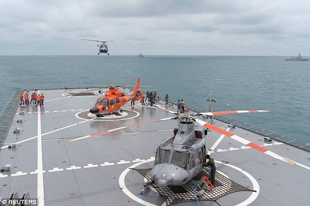  Trung úy Edy Tirtayasa, chỉ huy đội cứu hộ của hải quân Indonesia cho biết họ dự định sẽ gửi hai đội cứu hộ tới vị trí đuôi máy bay rơi. (Nguồn: Reuters)