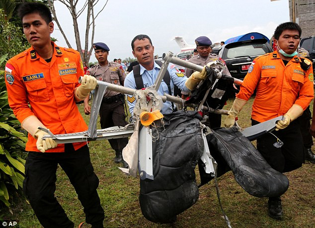 Cơ quan Tìm kiếm và Cứu hộ quốc gia Indonesia đưa những chiếc ghế trên chiếc máy bay lên bờ. (Nguồn: AP)