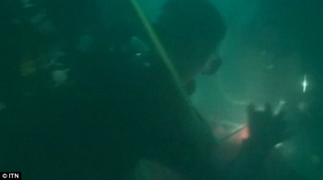 Đoạn băng mới được công bố cho thấy các thợ lặn Indonesia đang điều tra phần đuôi máy bay AirAsia QZ8501. (Nguồn: ITN)