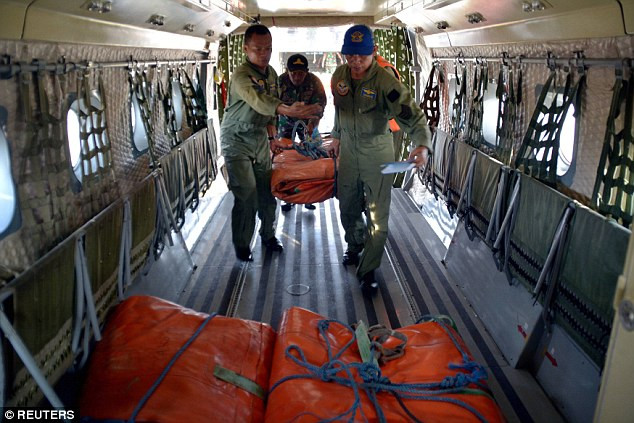 CEO AirAsia Tony Fernandes cho biết ưu tiên của hãng là tập trung tìm kiếm và trục vớt thi thể của các nạn nhân. (Nguồn: Reuters)