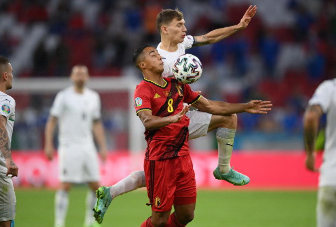 Sang hiệp 2, các cầu thủ Bỉ thi đấu nỗ lực...(Nguồn: UEFA)