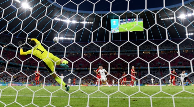 Phút 44, Lorenzo Insigne đi bóng qua hậu vệ tuyển Bỉ rồi thực hiện cú dứt điểm từ ngoài vòng cấm lập siêu phẩm, nhân đôi cách biệt cho Italy. (Nguồn: Getty Images)