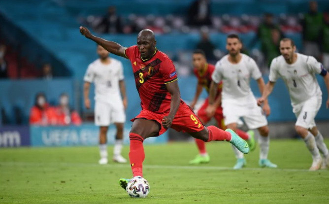 Nhưng chỉ 2 phút sau, Lukaku đã ghi bàn từ chấm 11m giúp Bỉ rút ngắn tỷ số xuống còn 1-2. (Nguồn: UEFA)