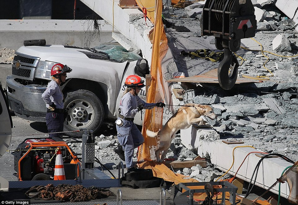 Ít nhất tám chiếc xe bị mắc kẹt dưới đống đổ nát và ít nhất 10 người đã được đưa đi cấp cứu tại bệnh viện. (Nguồn: EPA)