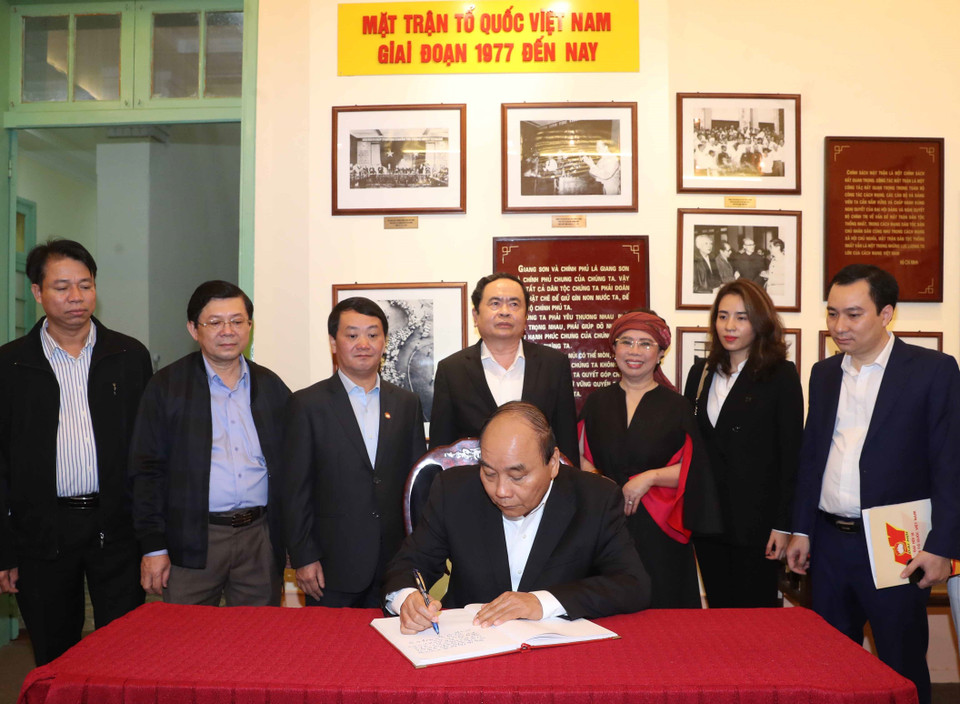 Thủ tướng Nguyễn Xuân Phúc cùng các đại biểu đến thăm Phòng truyền thống của Ủy ban Trung ương Mặt trận Tổ quốc Việt Nam. (Ảnh: Thống Nhất/TTXVN)