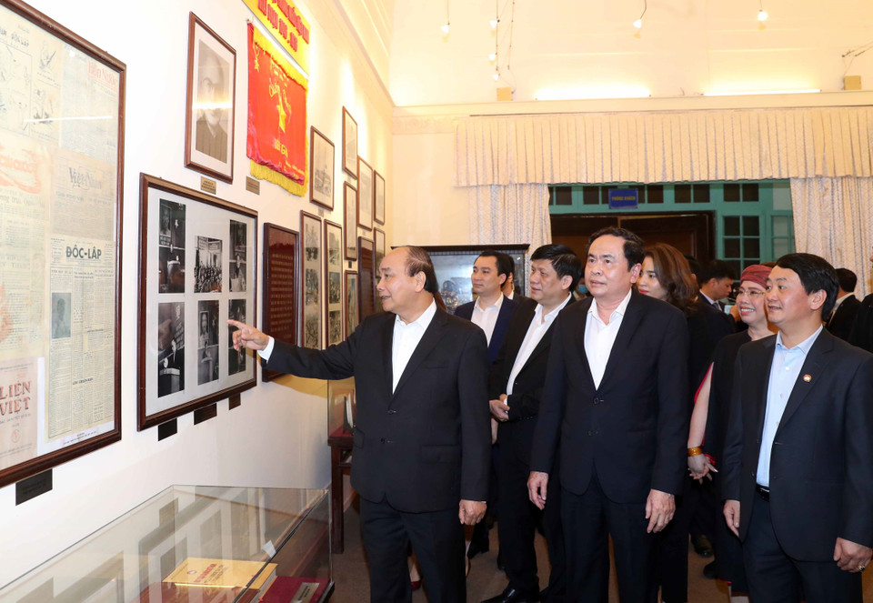 Thủ tướng Nguyễn Xuân Phúc cùng các đại biểu đến thăm Phòng truyền thống của Ủy ban Trung ương Mặt trận Tổ quốc Việt Nam. (Ảnh: Thống Nhất/TTXVN)