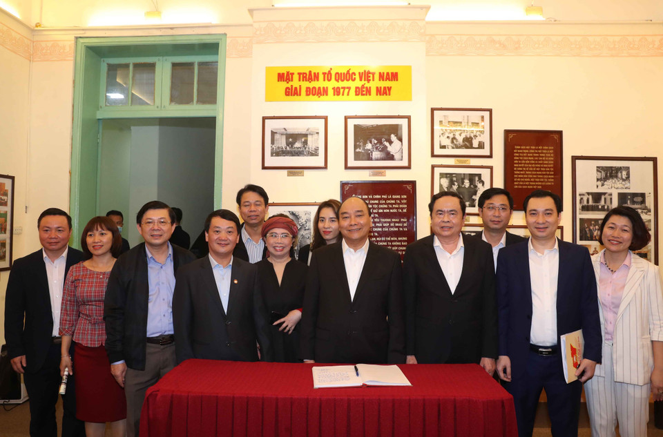 Thủ tướng Nguyễn Xuân Phúc cùng các đại biểu đến thăm Phòng truyền thống của Ủy ban Trung ương Mặt trận Tổ quốc Việt Nam. (Ảnh: Thống Nhất/TTXVN)
