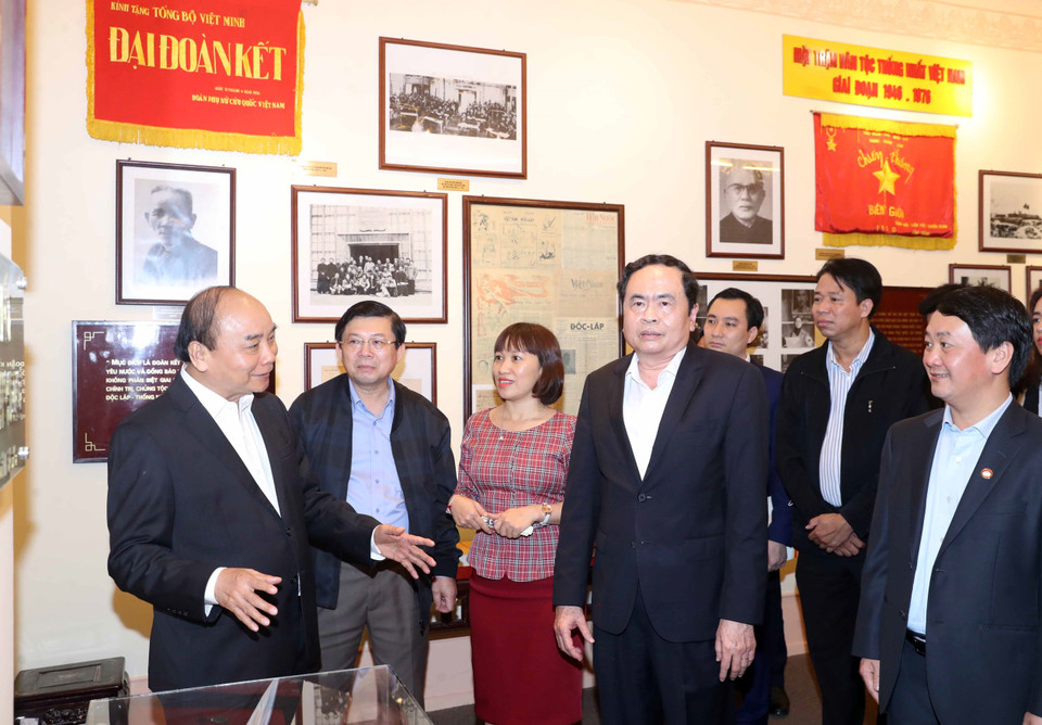 Nhân dịp này, Thủ tướng Nguyễn Xuân Phúc cùng các đại biểu đến thăm Phòng truyền thống của Ủy ban Trung ương Mặt trận Tổ quốc Việt Nam. (Ảnh: Thống Nhất/TTXVN)