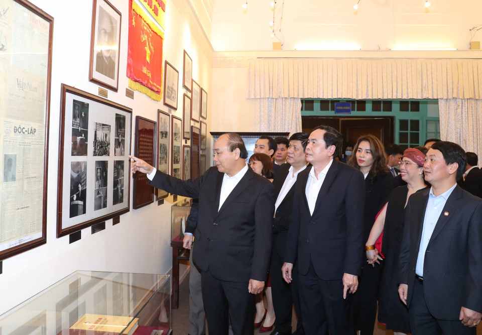 Nhân dịp này, Thủ tướng Nguyễn Xuân Phúc cùng các đại biểu đến thăm Phòng truyền thống của Ủy ban Trung ương Mặt trận Tổ quốc Việt Nam. (Ảnh: Thống Nhất/TTXVN)