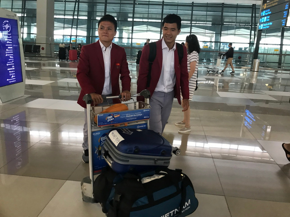 Các cầu thủ Olympic Việt Nam đã có mặt tại sân bay Quốc tế Soekarno-Hatta (Indonesia) để đáp chuyến bay về Việt Nam. (Ảnh: TTXVN) 