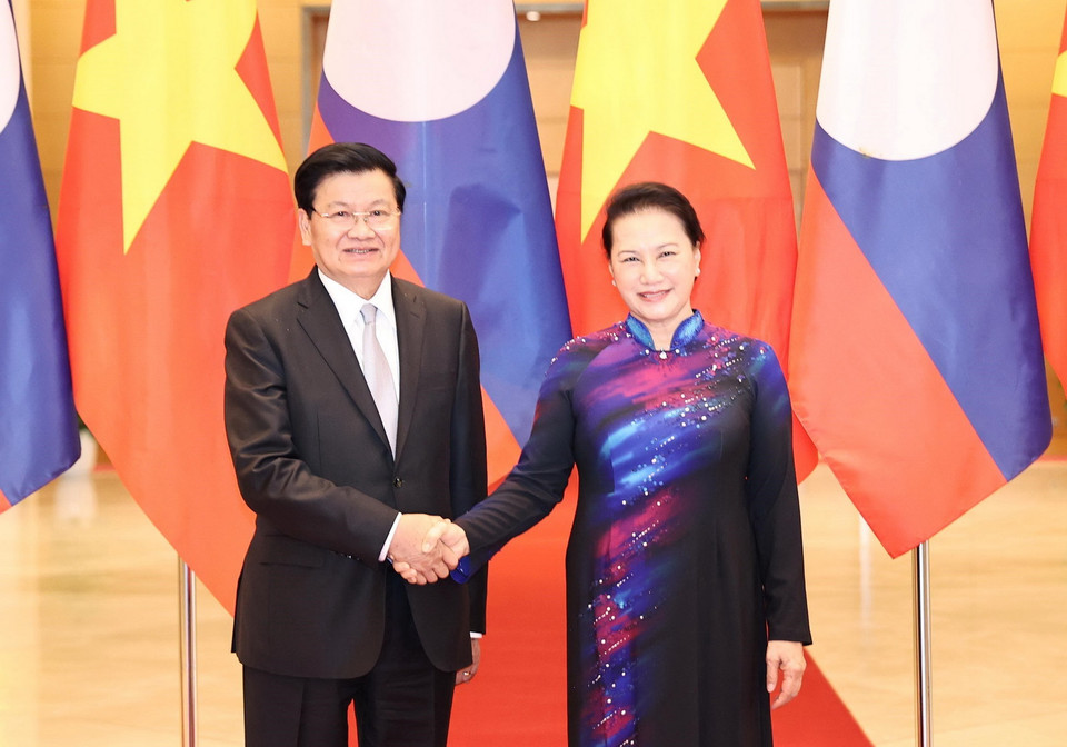 Chủ tịch Quốc hội Nguyễn Thị Kim Ngân hội kiến Thủ tướng Lào Thongloun Sisoulith. (Ảnh: Thống Nhất/TTXVN)