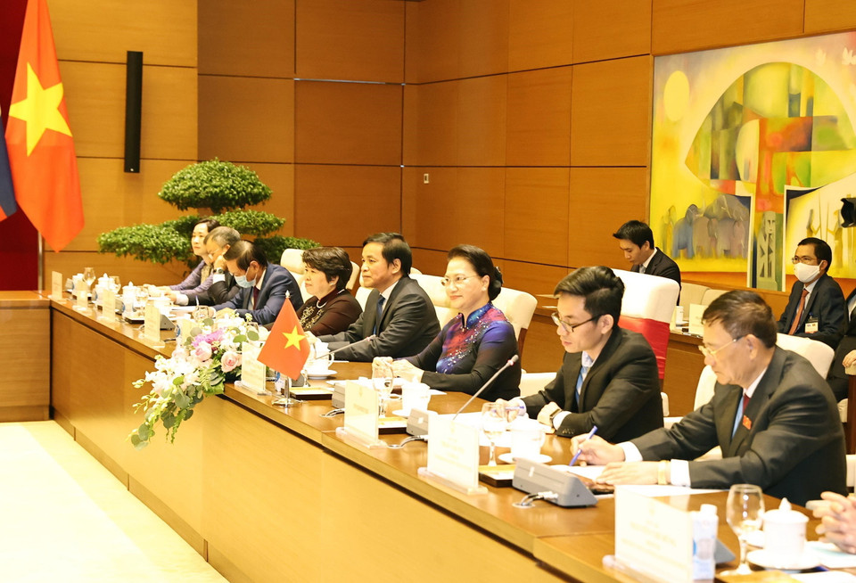 Chủ tịch Quốc hội Nguyễn Thị Kim Ngân và đoàn Quốc hội Việt Nam tại cuộc hội kiến Thủ tướng Lào Thongloun Sisoulith. (Ảnh: Trọng Đức/TTXVN)