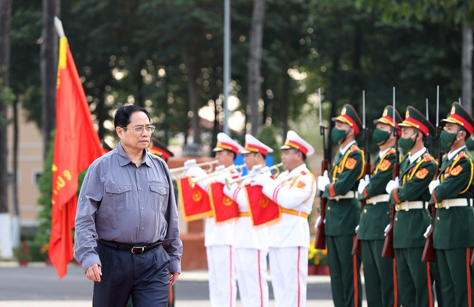 Thủ tướng Phạm Minh Chính đến thăm, chúc Tết cán bộ, chiến sỹ Bộ Tư lệnh Quân khu 9. (Ảnh: Dương Giang/TTXVN)