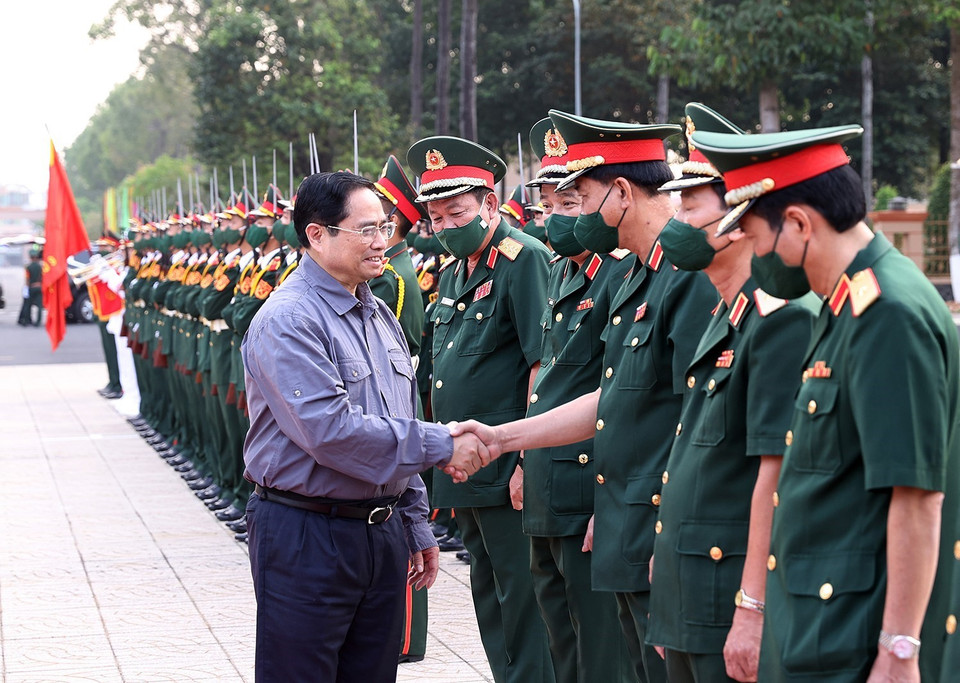 Thủ tướng Phạm Minh Chính đến thăm, chúc Tết cán bộ, chiến sỹ Bộ Tư lệnh Quân khu 9. (Ảnh: Dương Giang/TTXVN)