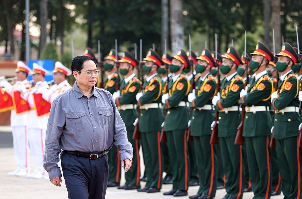 Thủ tướng Phạm Minh Chính đến thăm, chúc Tết cán bộ, chiến sỹ Bộ Tư lệnh Quân khu 9. (Ảnh: Dương Giang/TTXVN)