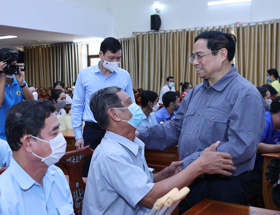 Thủ tướng Phạm Minh Chính chúc Tết, thăm hỏi động viên, thương binh, gia đình liệt sỹ. (Ảnh: Dương Giang/TTXVN)